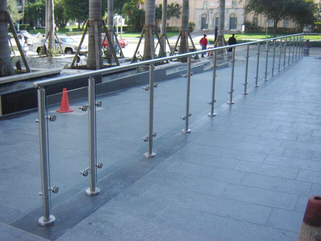 Dual Glass Panel Retainer Design - Image 13