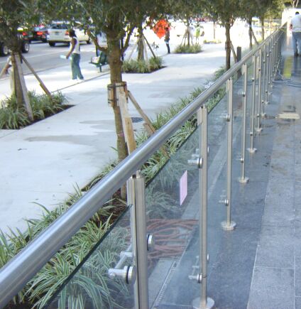 Dual Glass Panel Retainer Design - Image 10