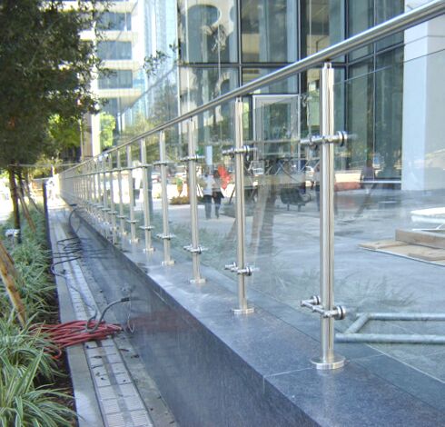 Dual Glass Panel Retainer Design - Image 7